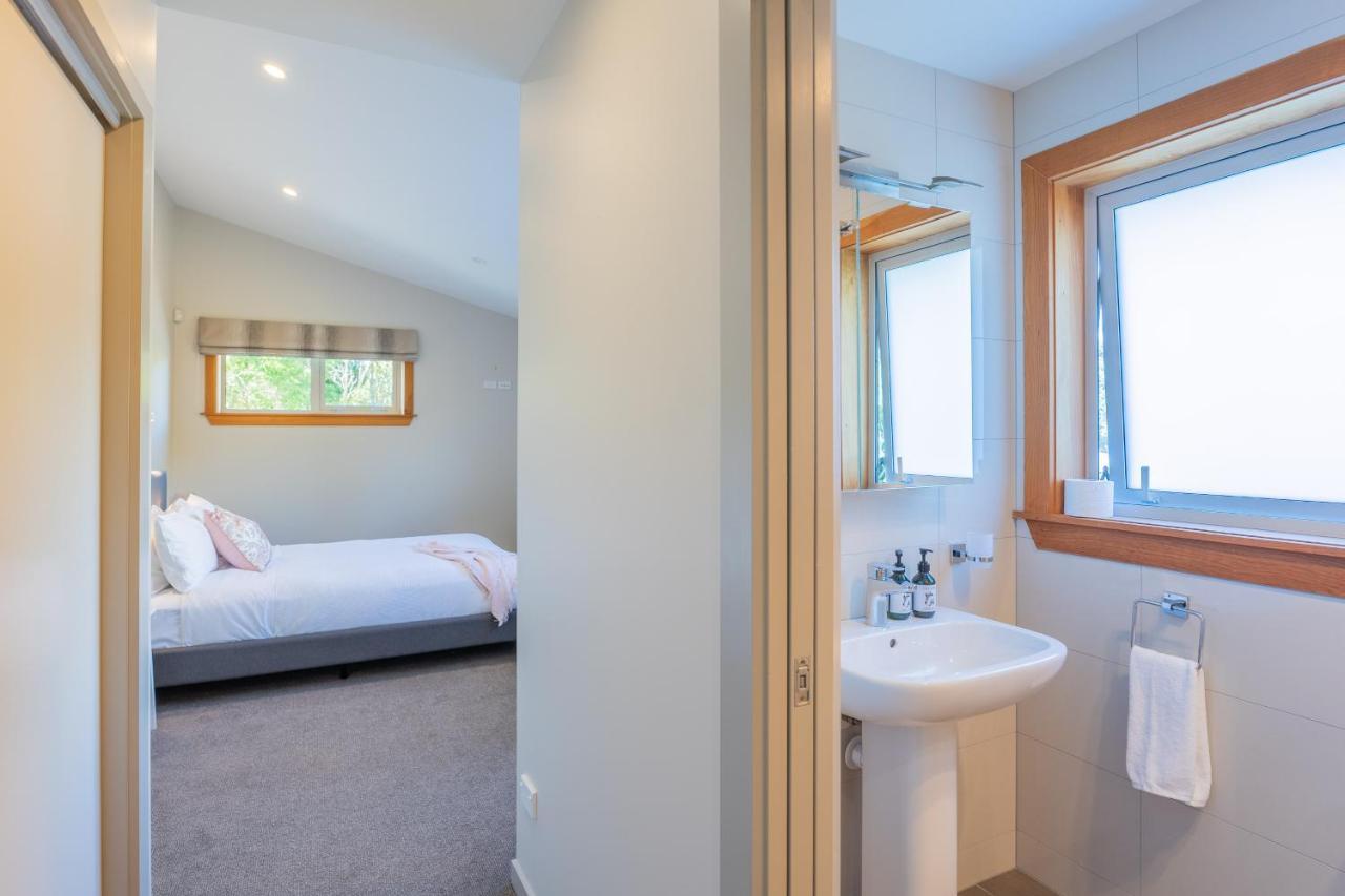 Anam Cara Gardens Luxury Villa Private Bedrooms And Ensuite Bathrooms Sleeps 9 Otaki Экстерьер фото