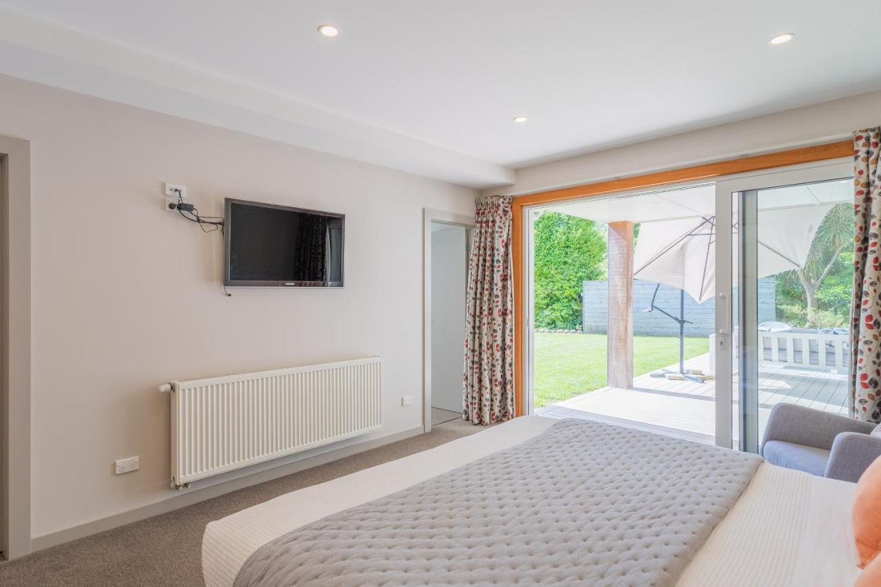 Anam Cara Gardens Luxury Villa Private Bedrooms And Ensuite Bathrooms Sleeps 9 Otaki Экстерьер фото