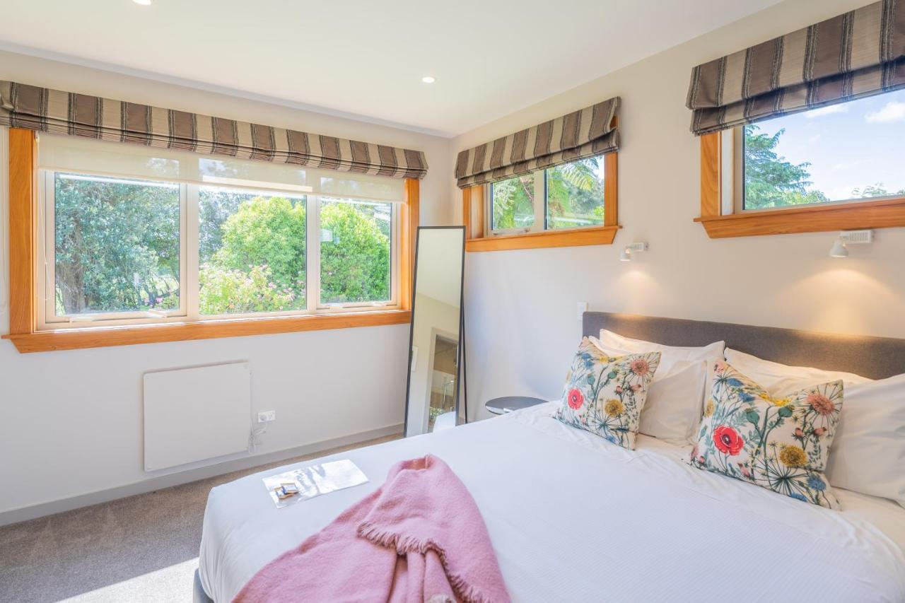 Anam Cara Gardens Luxury Villa Private Bedrooms And Ensuite Bathrooms Sleeps 9 Otaki Экстерьер фото