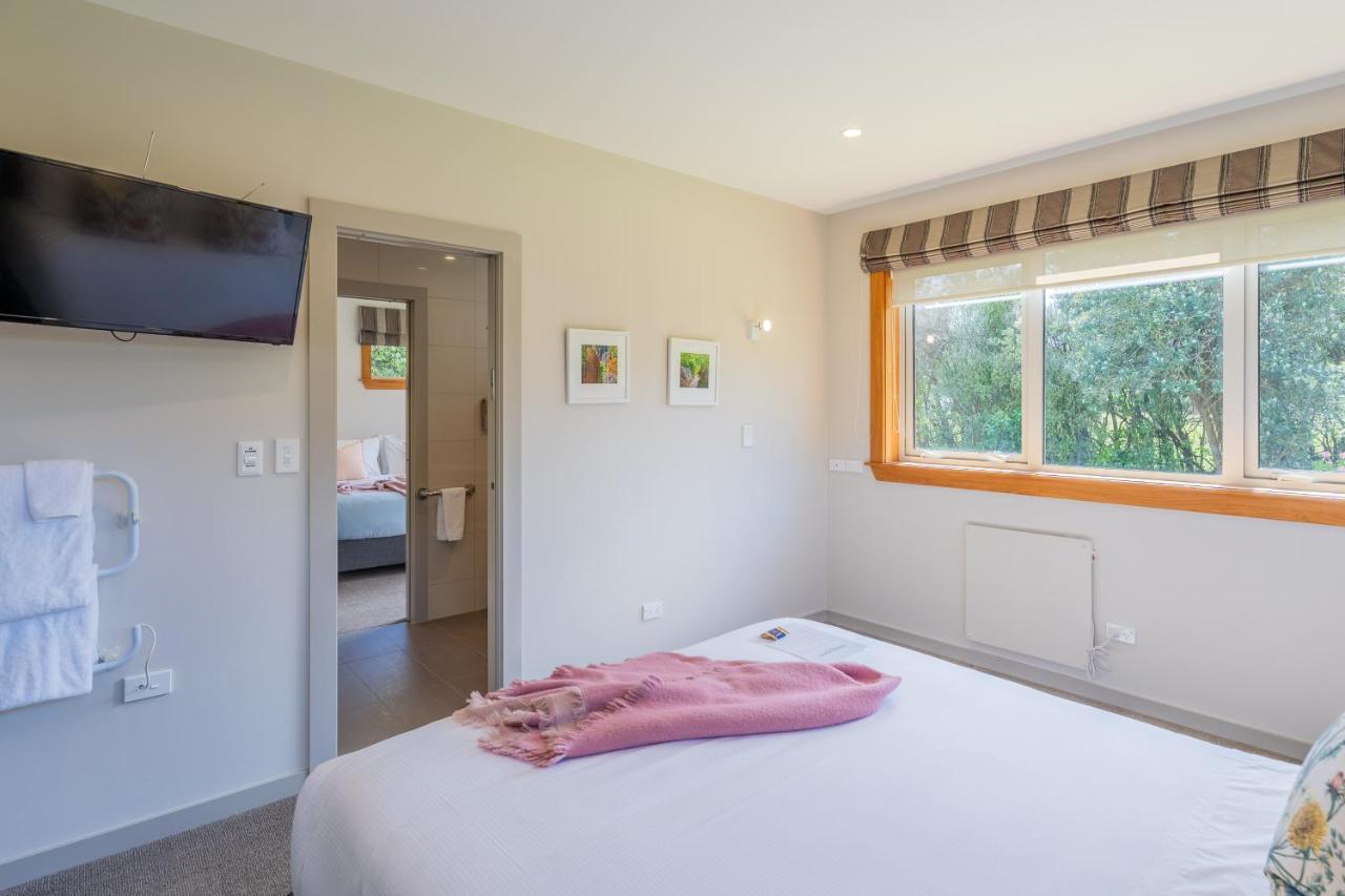 Anam Cara Gardens Luxury Villa Private Bedrooms And Ensuite Bathrooms Sleeps 9 Otaki Экстерьер фото